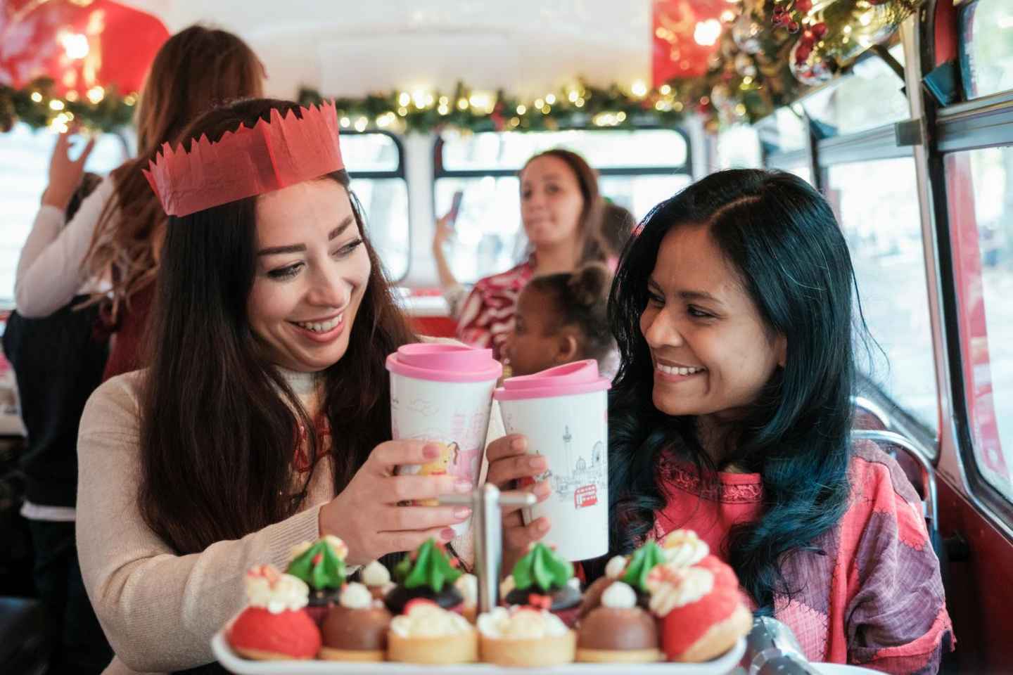 London: Christmas Afternoon Tea Sightseeing Bus Tour