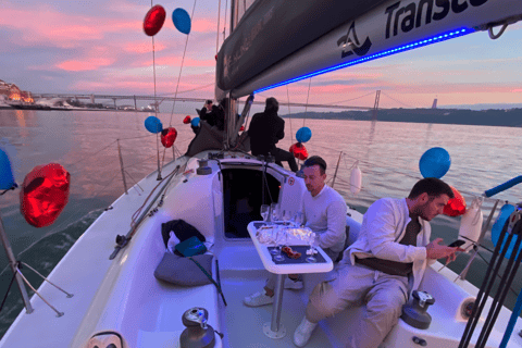 Lisboa: Paseo en Velero con Guía Local y Vino VerdeTour nocturno: Navegando por Lisboa con guía local y vino