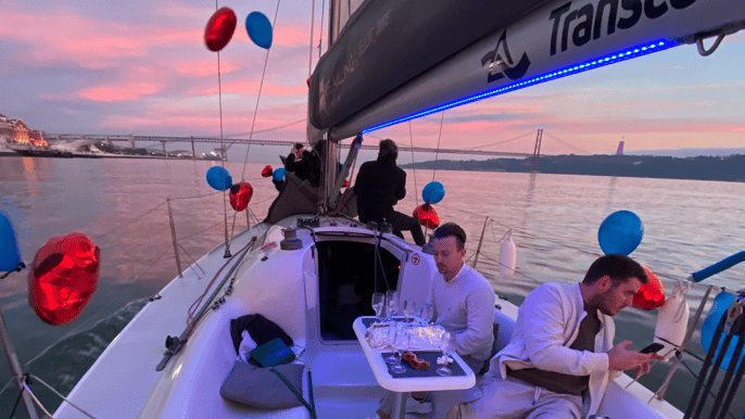 Lisboa: Paseo en Velero con Guía Local y Barra Libre de Vino Verde