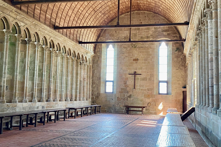 Visita privata con guida dal vivo di Mont Saint-Michel e Honfleur in MercedesPrivato Mont Saint-Michel, Honfleur da Parigi in Mercedes