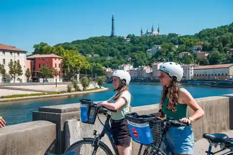 Lyon: Rent an electric bike for 2 hours
