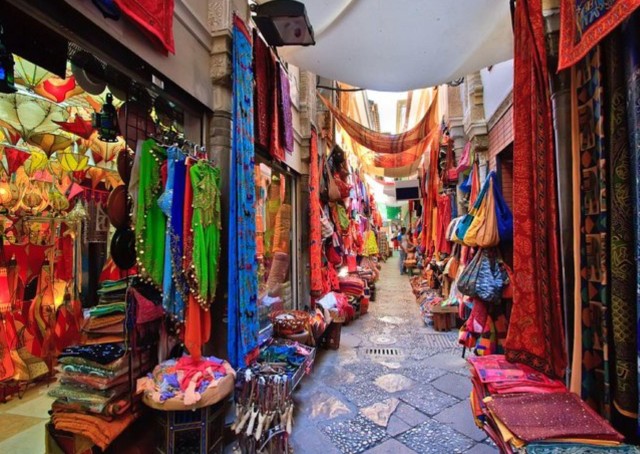 Visit Vibrant Markets of Varanasi (2 Hours Guided Walking Tour) in Varanasi
