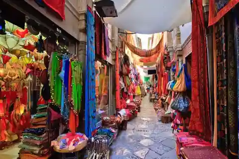 Vibrant Markets of Varanasi (2 Hours Guided Walking Tour)