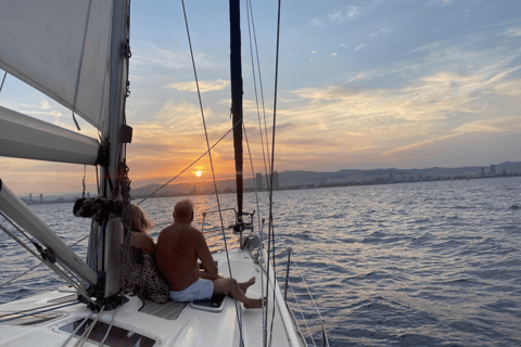 Barcelona: Sagrada Familia Tour and Sailing Trip