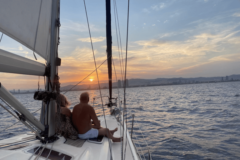 Barcelona: Sagrada Familia Tour and Sailing Trip