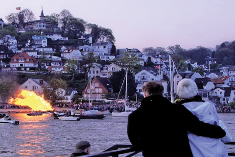 Hamburg: Osterfeuer und Lichterfahrt am Ostersamstag