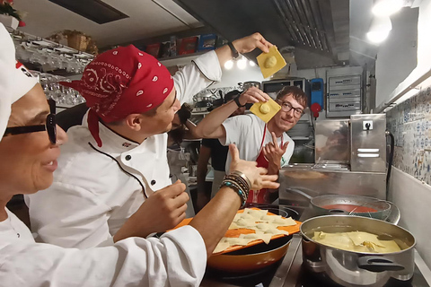 佛罗伦萨：意面制作课程，含晚餐、葡萄酒和... 唱歌！佛罗伦萨：意面制作课程，含晚餐、葡萄酒...还有歌唱！