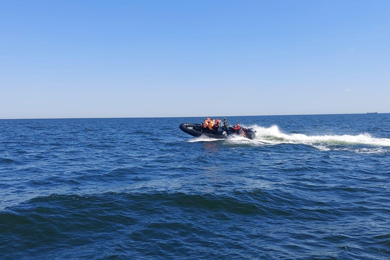 Bateau de vitesse au bout de la jetée à Sopot. Vitesse 100 km/h