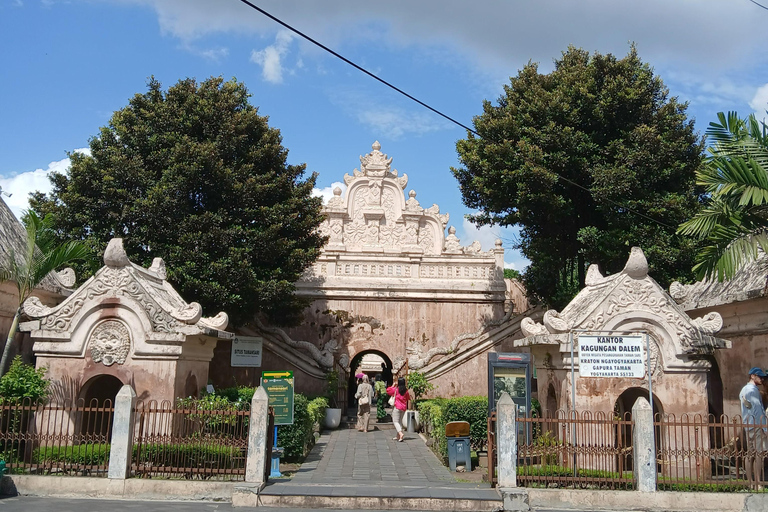 Yogyakarta: Palace, Taman Sari, & Borobudur Day Trip