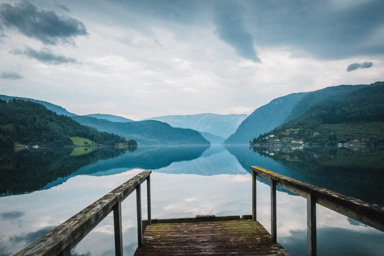 Guidad tur till Hardangerfjorden, vattenfall, färjeöverfart