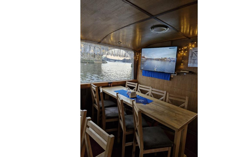 1-hour cruise with drinks included Praha: One-hour cruise around Prague with a drink included