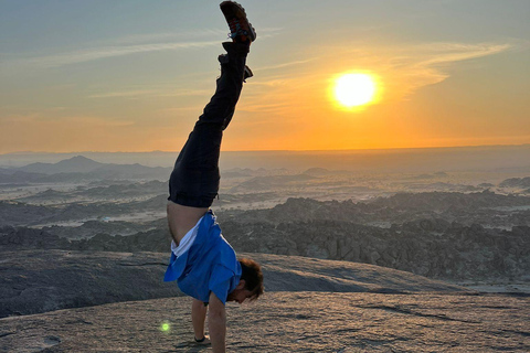 Jeddah: wandeltocht met gids door de Maanberg met snacksJeddah: wandeltocht met gids door de Moon Mountains, inclusief snacks
