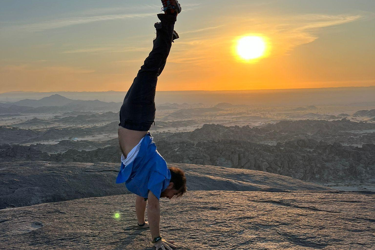 Jeddah: wandeltocht met gids door de Maanberg met snacksJeddah: wandeltocht met gids door de Moon Mountains, inclusief snacks