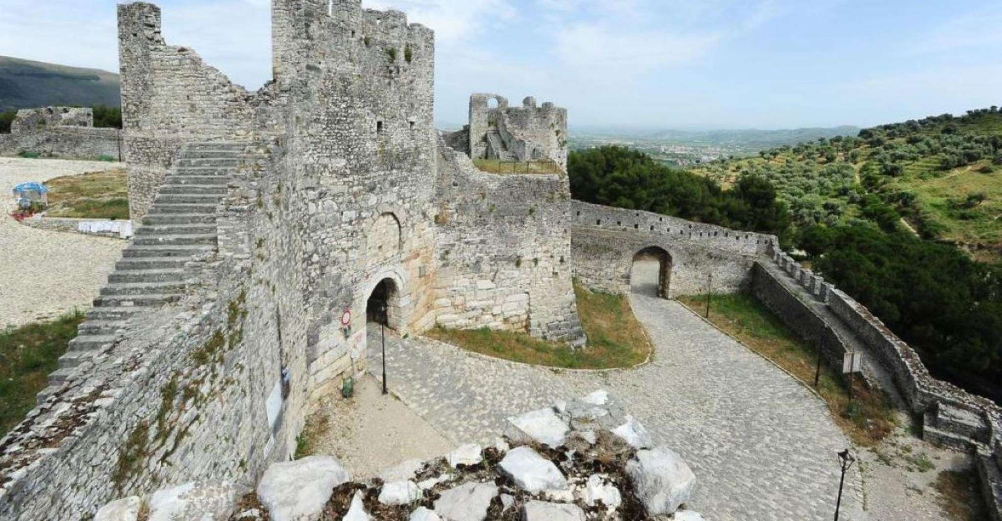 TOUR D'EXPLOITATION BÉRATIQUE (Départ de Tirana) - Hizvo