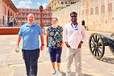 Delhi : excursion de 5 jours dans le Triangle d&#039;Or avec un guide germanophoneExcursion de 5 jours avec hébergement dans des hôtels 4 étoiles