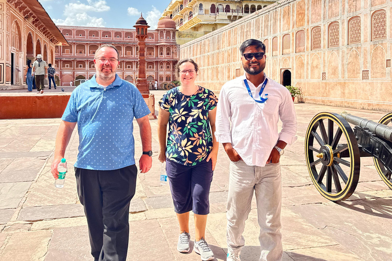 Delhi : excursion de 5 jours dans le Triangle d&#039;Or avec un guide germanophoneExcursion de 5 jours avec hébergement dans des hôtels 4 étoiles