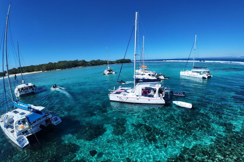 Mauritius: Full Day Catamaran Cruise with Lunch