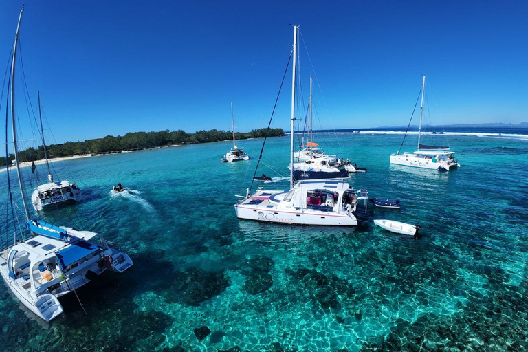 Mauritius: Full Day Catamaran Cruise with Lunch