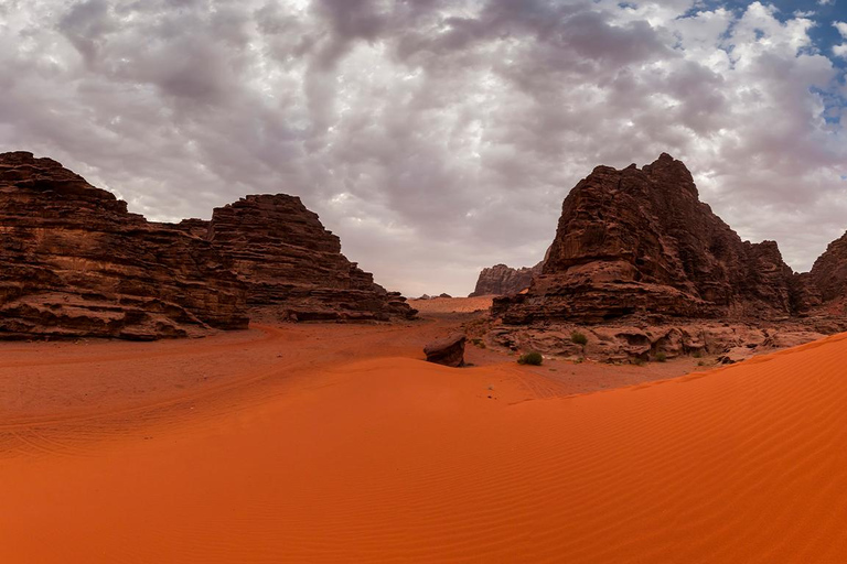 Wadi Rum: Excursión en Jeep 4x4 6h con puesta de sol y con pernoctación