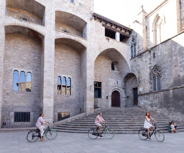 Barcelona: City Highlights Bike Tour with Locals