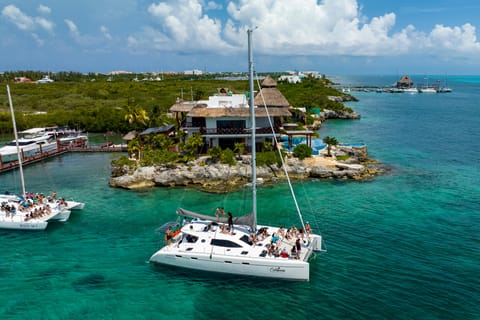 Cancun Catamaran Cruise to Isla Mujeres with Snorkeling