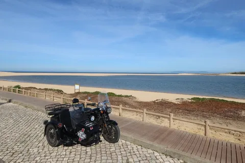 Lisbon : Discover Sesimbra Motorcycle side-car Tour