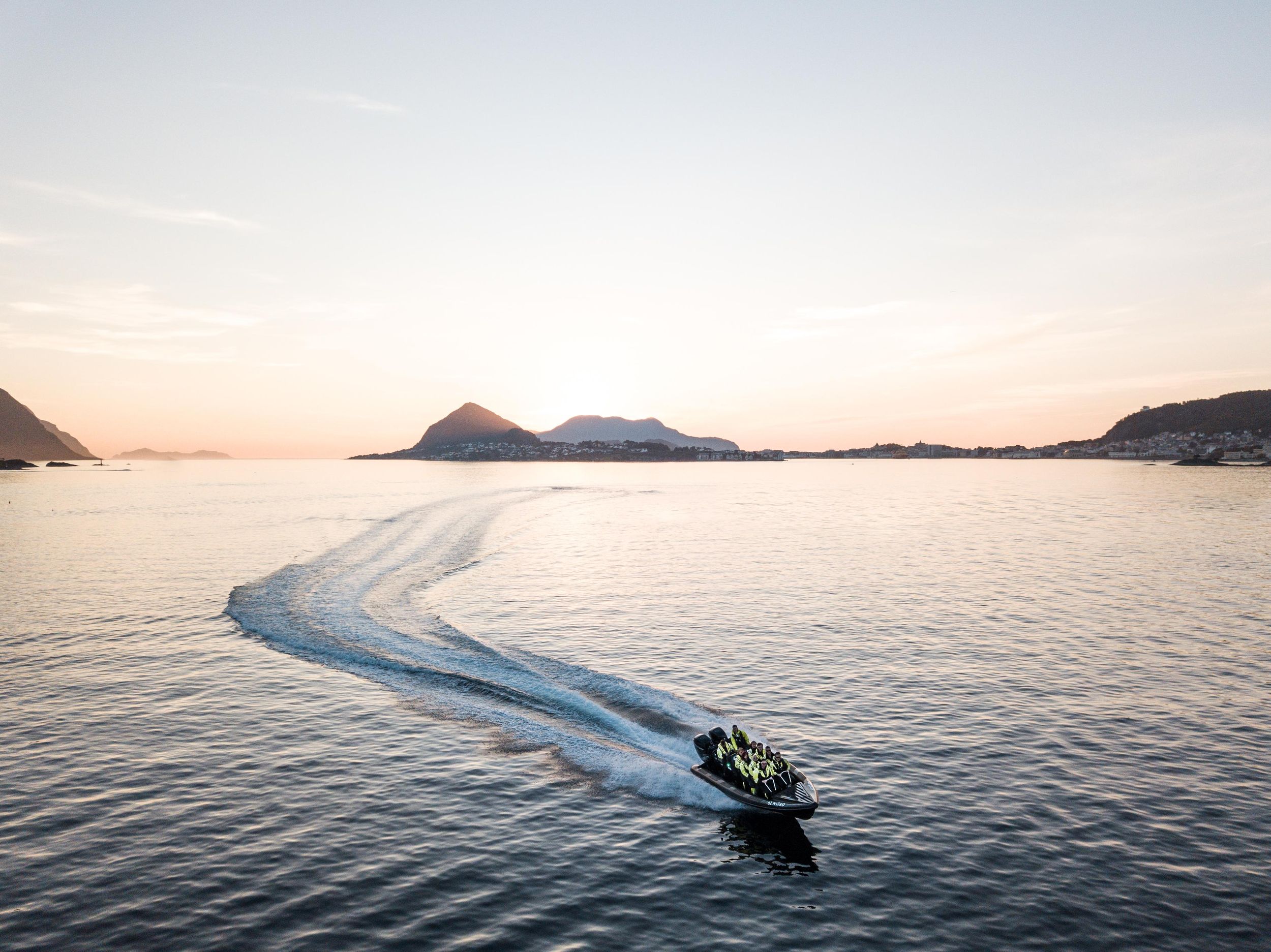 Fjord-Safari mit dem Festrumpfschlauchboot zum Hjørundfjord – mit Uteguiden.com