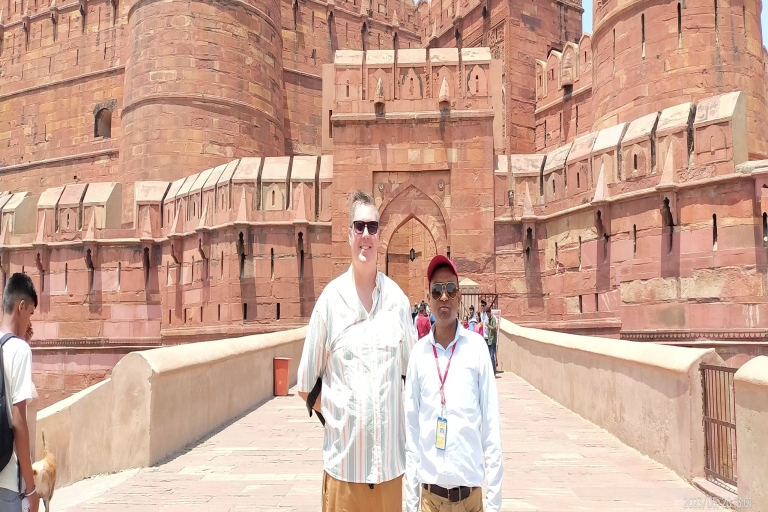 Vanuit Delhi: Agra-nachttour met de auto met accommodatieVervoer Auto met airconditioning en alleen gids