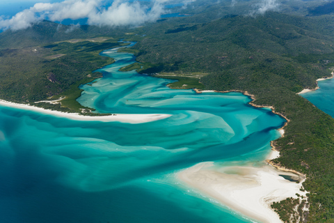 De Airlie Beach: Voo panorâmico de Whitsundays com traslado