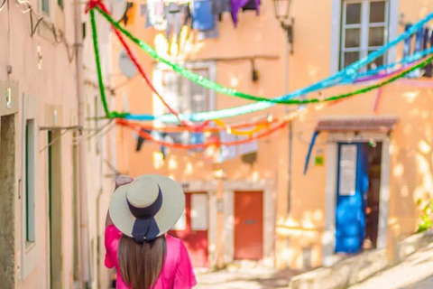 Lisbon:Private Sightseeing TukTuk Tour: Alfama, Belém & More 1.5-H Classic Tour Old Town