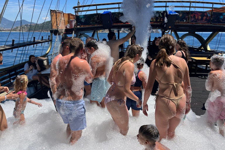Alanya: Romantic Boat Tour with Lunch and Drinks
