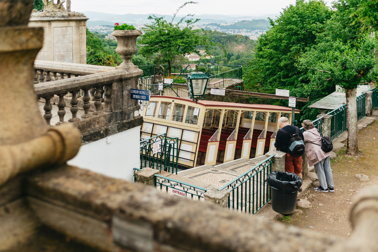 Desde Oporto: tour de día a Braga y Guimarães con almuerzoRecogida y regreso al hotel incluidos.