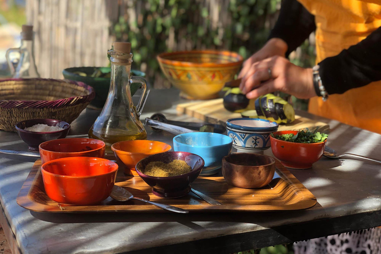 Marrakech: Kookles in het Atlasgebergte met een Berberfamilie