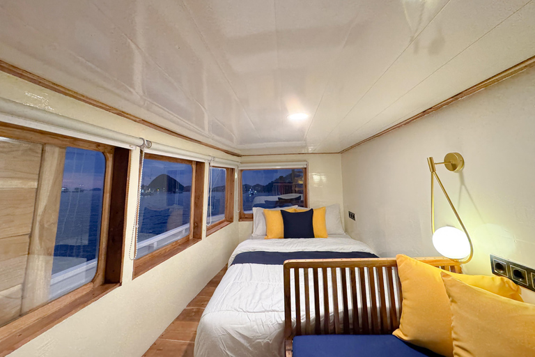 Labuan Bajo: 3-Day Komodo Island Cruise & LandTour, 15 Stops Superior Boat Sharing Room + Overland, Park Fee Excl.