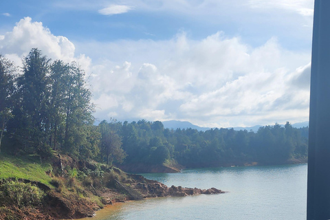 Depuis Medellin : Tour de Guatapé en voiture avec promenade sur le lac Wave Runner