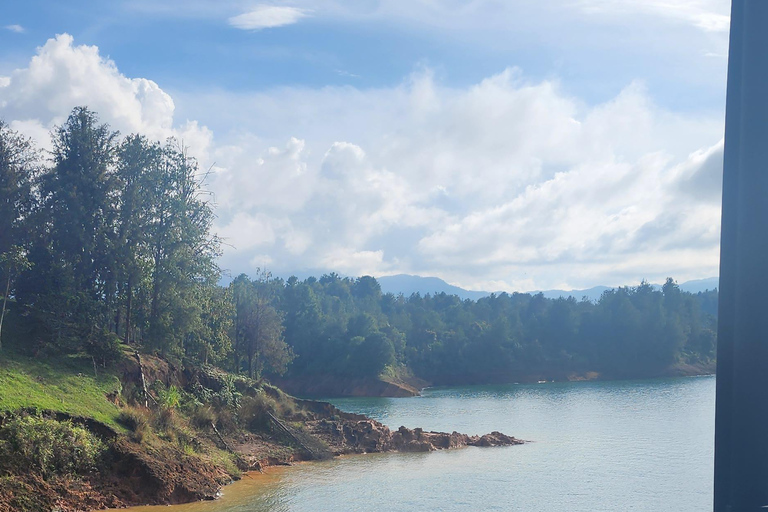 Depuis Medellin : Tour de Guatapé en voiture avec promenade sur le lac Wave Runner