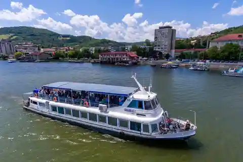 Donaukessel - 3 Stunden Kreuzfahrt mit großem Schiff