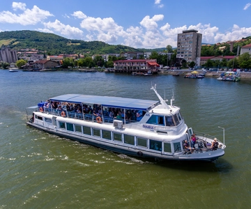 Donaukessel - 3 Stunden Kreuzfahrt mit großem Schiff