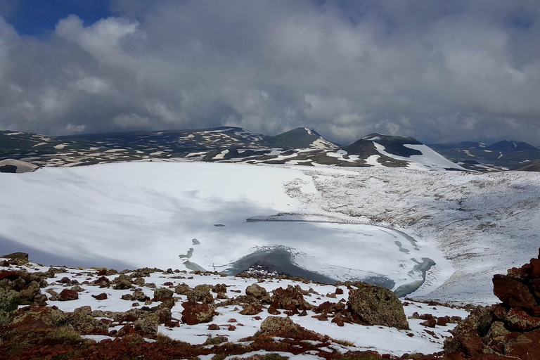 Yerevan: Azhdahak Mountain Hike with Jeep Ride