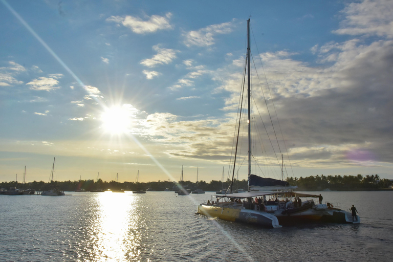 Fiji: Sabre Sunset Cruise with BBQ Dinner & Drinks