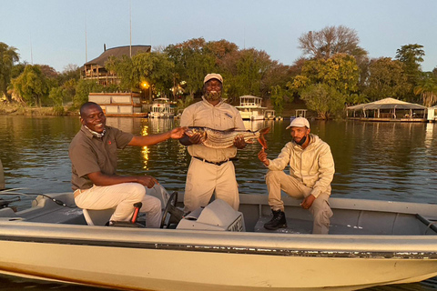 Cataratas Victoria: safari de pesca del tigre en el río Chobe con almuerzoCataratas Victoria: safari de pesca del tigre en el río Chobe con almuerzo incluido