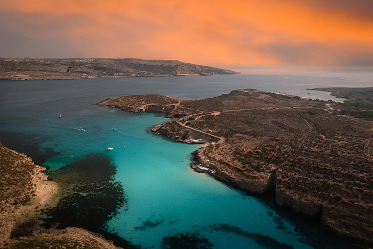 傍晚双体船渡轮巡游至蓝泻湖傍晚双体船巡游蓝泻湖