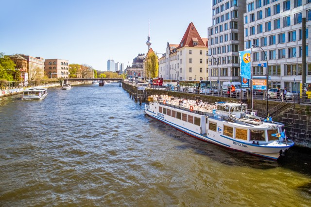 Visit Berlin Boat Tour Along the River Spree in Berlín