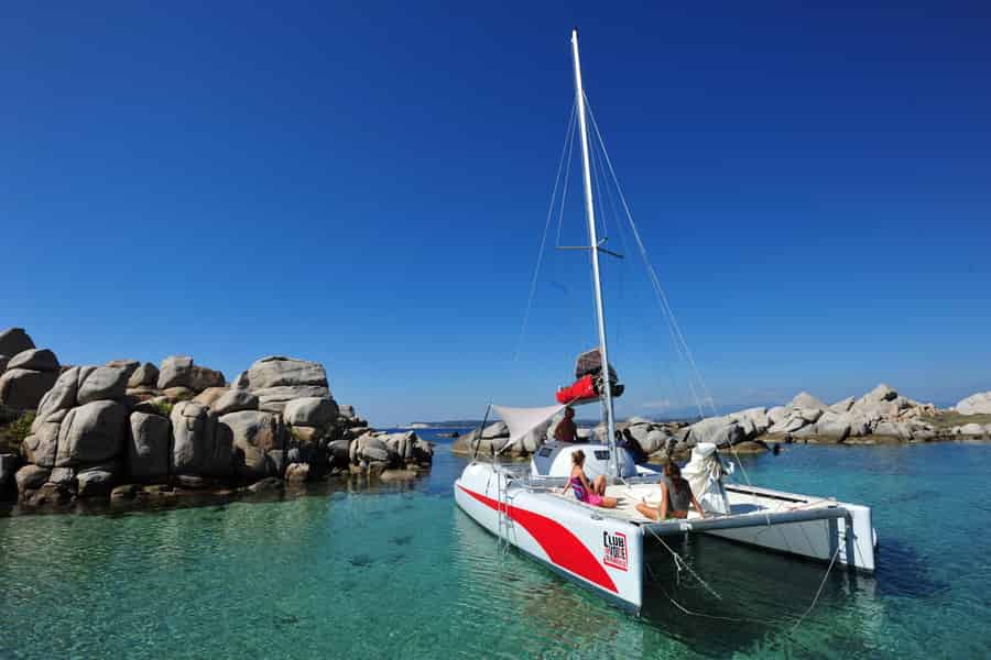 Bonifacio: Segeltörnausflug mit dem Katamaran (2 Stunden) zu den Lavezzi-Inseln mit Schnorcheln. Foto: GetYourGuide Bonifacio: Segeltörnausflug mit dem Katamaran (2 Stunden) zu den Lavezzi-Inseln mit Schnorcheln. Foto: GetYourGuide