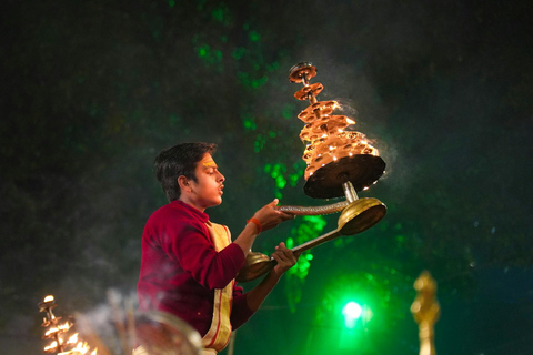 Varanasi: Duchowy spacer, rejs łodzią i ceremonia pudży