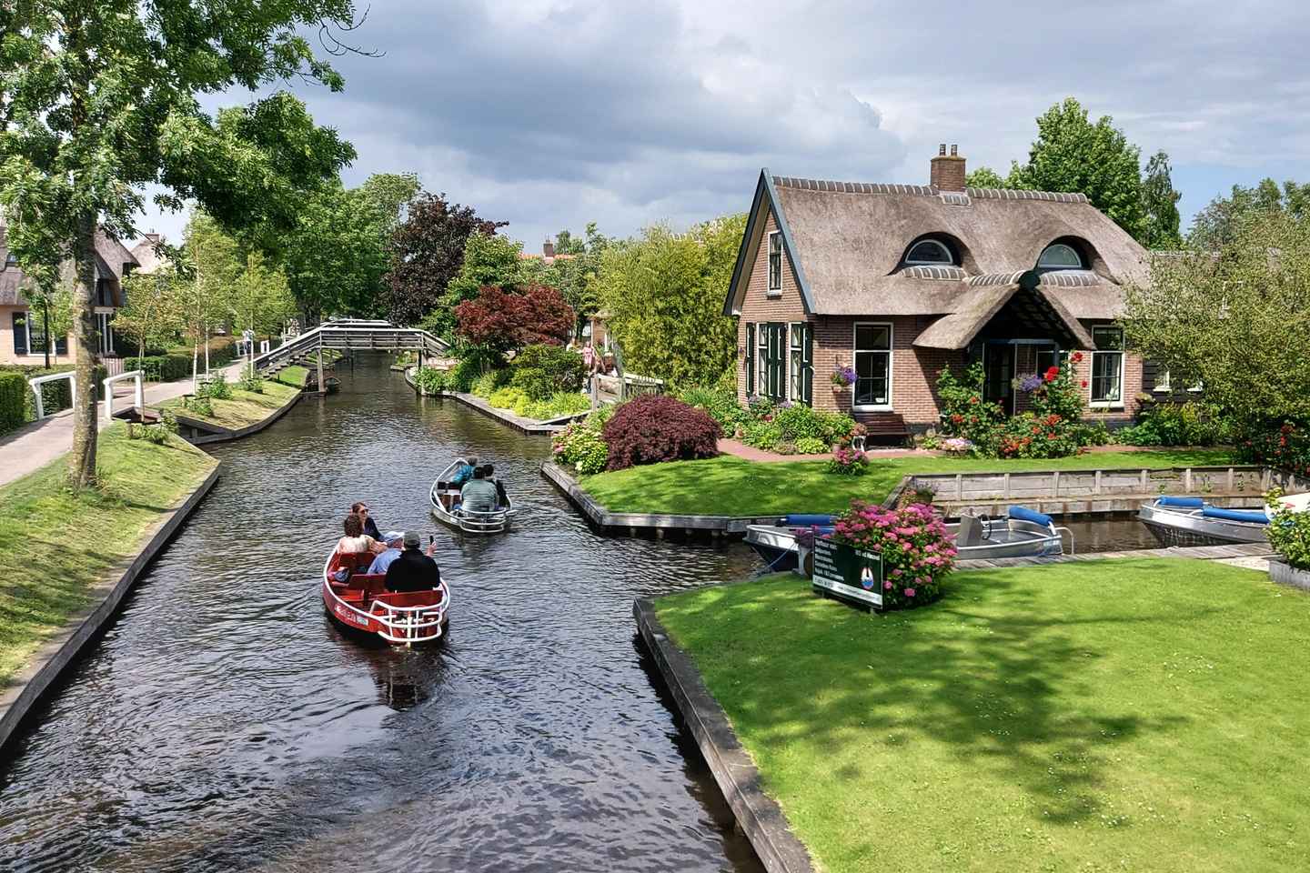 From Amsterdam: Giethoorn Small Group Tour with Boat Ride - From Amsterdam: Giethoorn Small Group Tour with Boat Ride