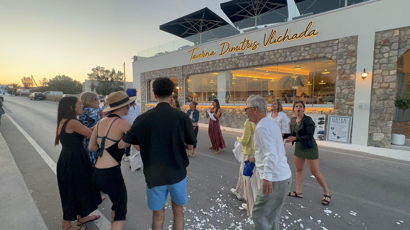 Santorini: Griechischer Abend mit Live-Musik und Tellerschlagen