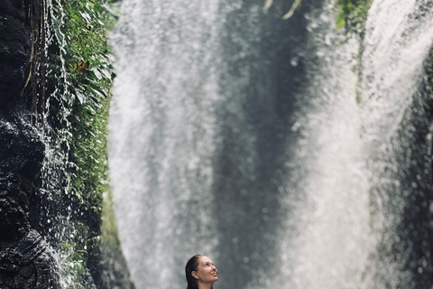 Ritual Melukat en la cascada de Taman Beji Griya