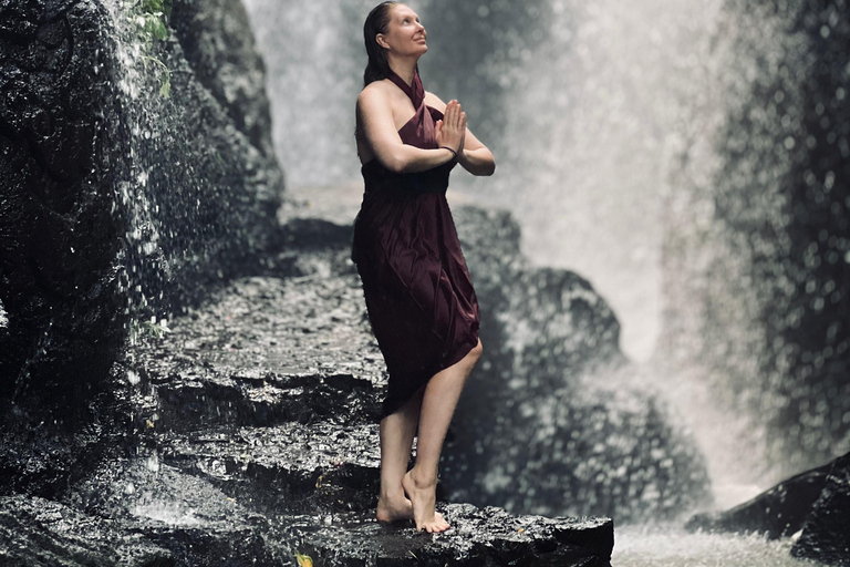Ritual Melukat en la cascada de Taman Beji Griya