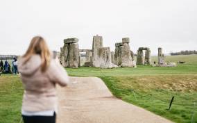 From Bristol: Stonehenge and Cotswold Villages Day Tour
